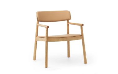 En moderne stol med stel af lyst træ og solbrun polstring på hvid baggrund. Stolen har armlæn og et polstret ryglæn, der indbefatter essensen af TomorrowsDesign.