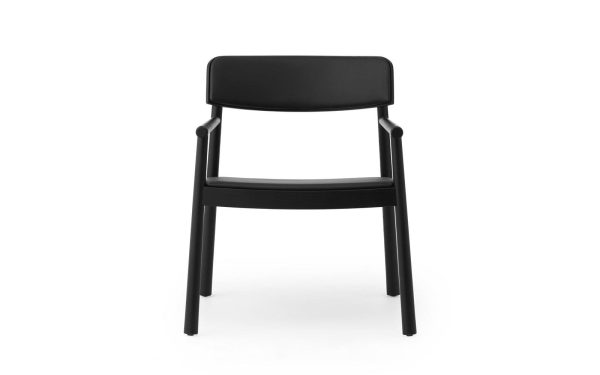 En enkel sort stol med firkantet ryglæn og et fladt sæde, med et minimalistisk TomorrowsDesign, isoleret på en hvid baggrund.