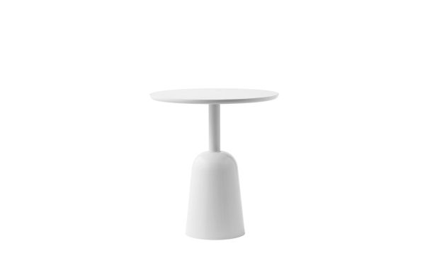 En moderne hvid NORMANN COPENHAGEN - Turn Bord med en cylindrisk base og en rund top, isoleret på en hvid baggrund.