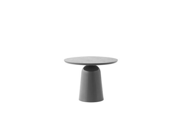 Et minimalistisk sidebord med en rund, grå plade og en glat, cylindrisk sort base, sat mod en almindelig hvid baggrund. Dette stykke fremhæver TomorrowsDesign i alle aspekter af dets konstruktion.