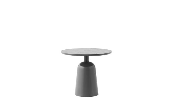 Et moderne, minimalistisk sidebord med en konisk base og en rund plade, præsenteret mod en almindelig hvid baggrund. Bordet og baggrunden er monokrome, hvilket understreger enkelhed og moderne design.