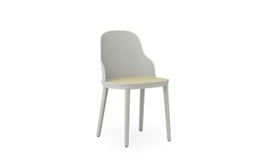 En moderne NORMANN COPENHAGEN - Allez Stol med høj ryg og hvidt stel, med en lys beige sædehynde. placeret mod en almindelig hvid baggrund.