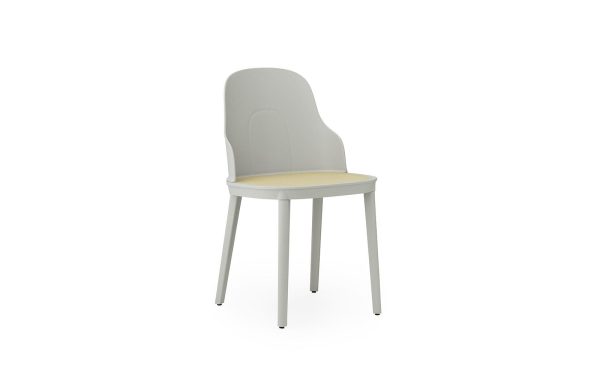 En moderne NORMANN COPENHAGEN - Allez Stol med høj ryg og hvidt stel, med en lys beige sædehynde. placeret mod en almindelig hvid baggrund.