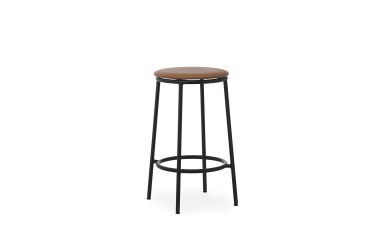 En moderne designmøbler barstol med et rundt brunt lædersæde og sorte metalben, isoleret på hvid baggrund.