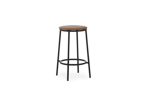 En moderne designmøbler barstol med et rundt brunt lædersæde og sorte metalben, isoleret på hvid baggrund.