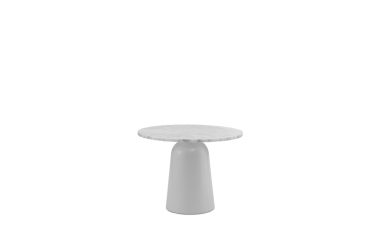 Et minimalistisk hvidt sidebord med en marmorplade og en glat cylindrisk base, med TomorrowsDesign, centreret på en almindelig hvid baggrund.