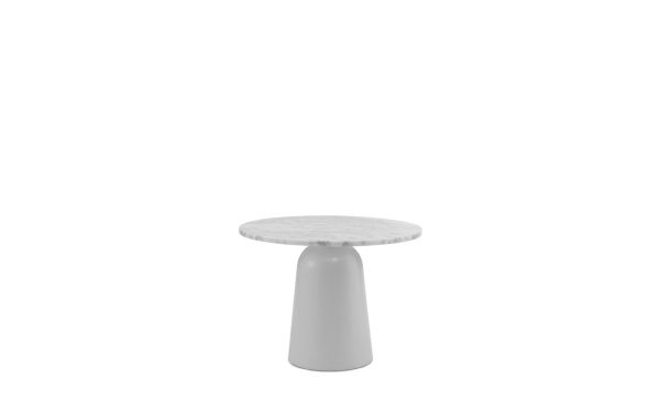 Et minimalistisk hvidt sidebord med en marmorplade og en glat cylindrisk base, med TomorrowsDesign, centreret på en almindelig hvid baggrund.