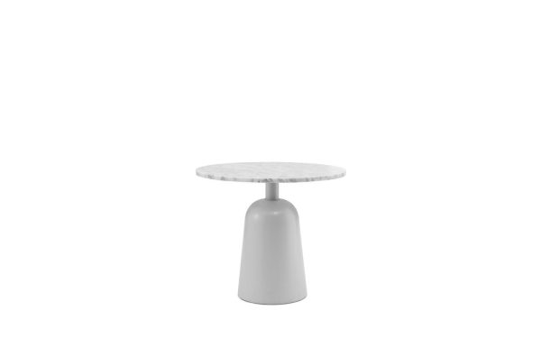 Et minimalistisk hvidt, rundt marmorbord med en glat, solid cylindrisk base. Bordet er centreret på en almindelig hvid baggrund og er et eksempel på elegant designmøbler.