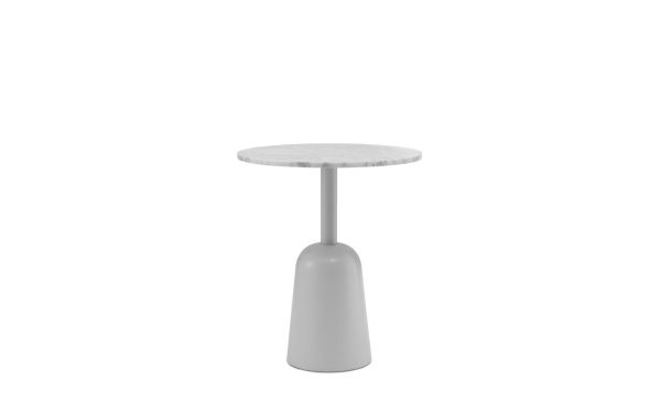 Et minimalistisk design sidebord med en rund, hvid marmorplade og en glat, tilspidset hvid base på en isoleret hvid baggrund.