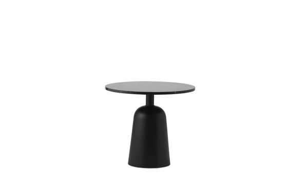 Et moderne sort sidebord med en cirkulær plade og en tilspidset cylindrisk base, med elegant design, sat mod en almindelig hvid baggrund.