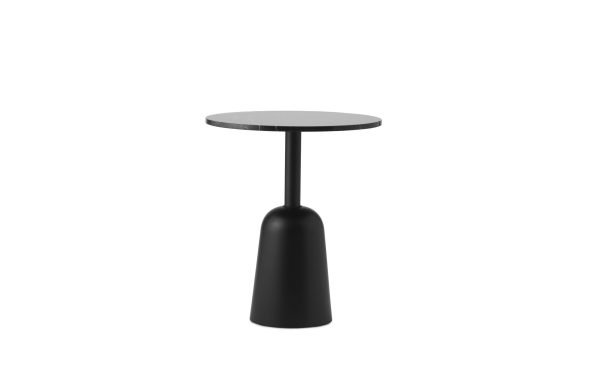 Et moderne sort sidebord med en rund plade og en tilspidset base fra TomorrowsDesign, isoleret på en hvid baggrund.