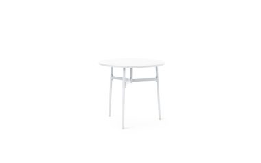 En minimalistisk hvid rund skammel med tre slanke metalben, lavet af TomorrowsDesign, placeret på en almindelig hvid baggrund.