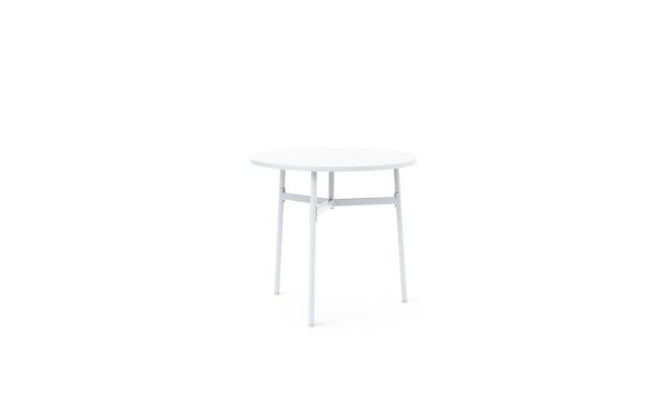 En minimalistisk hvid rund skammel med tre slanke metalben, lavet af TomorrowsDesign, placeret på en almindelig hvid baggrund.