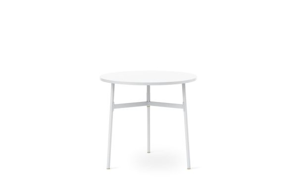 Et enkelt hvidt rundt bord med en tynd bordplade og metalben, med en TomorrowsDesign-æstetik, isoleret på en almindelig hvid baggrund.