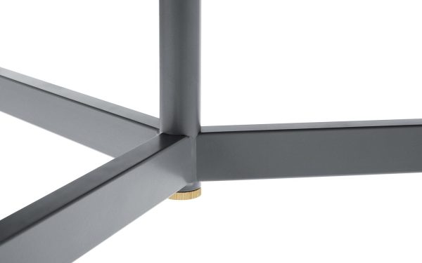 Nærbillede af en NORMANN COPENHAGEN - Union Bord Ø80 bordbensamling med rene linjer og en metallisk, guldfarvet skruedetalje, sat mod en almindelig hvid baggrund.