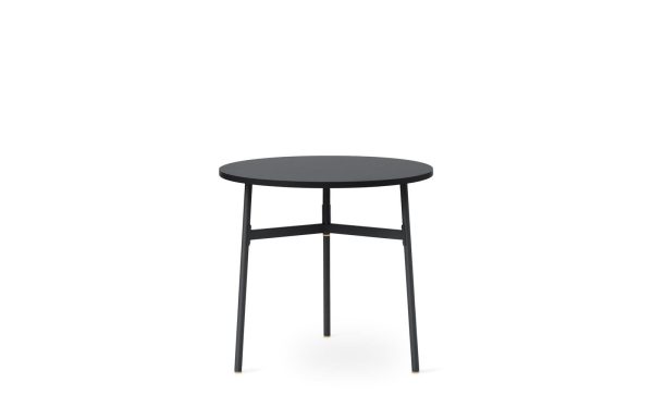 En enkel, moderne NORMANN COPENHAGEN - Union Bord Ø80 med tre ben, isoleret på hvid baggrund.