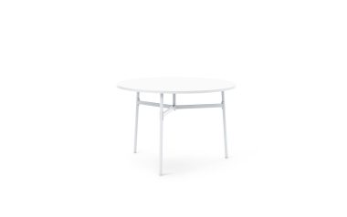 Et enkelt hvidt cirkulært bord med en glat plade og en metalramme på en solid hvid baggrund, perfekt til moderne interiørdesign.