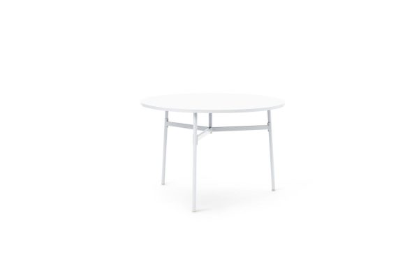 Et enkelt hvidt cirkulært bord med en glat plade og en metalramme på en solid hvid baggrund, perfekt til moderne interiørdesign.