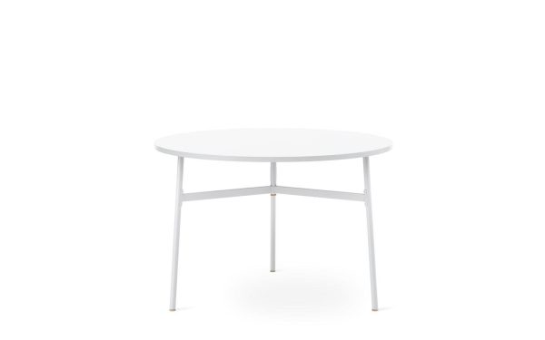 Et enkelt hvidt rundt bord med en tynd metalramme, vist mod en almindelig hvid baggrund, indkapsler perfekt essensen af TomorrowsDesign.