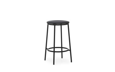 En sort barstol med et rundt sæde og tynde metalben, isoleret på en hvid baggrund, med et minimalistisk design.