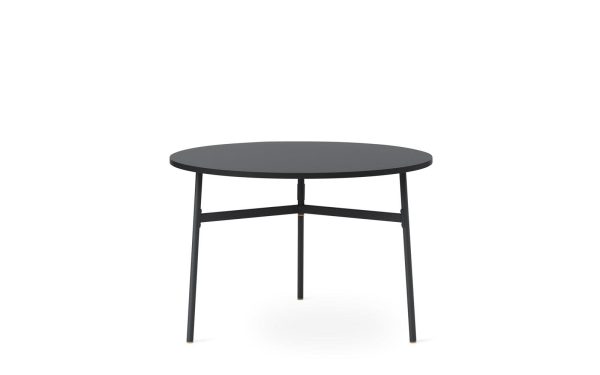 Et enkelt, sort NORMANN COPENHAGEN - Union Spisebord Ø110 med tre ben, udstillet mod en almindelig hvid baggrund.