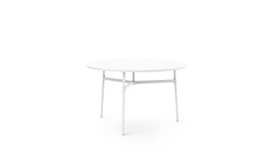 Et enkelt, rundt, hvidt bord med fire metalben, centreret på en almindelig hvid baggrund. Indretningen er minimalistisk og moderne.