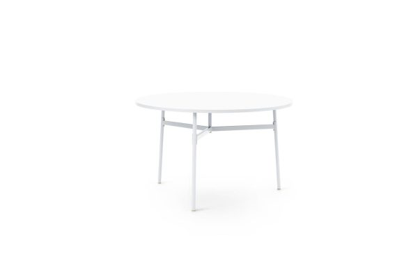 Et enkelt, rundt, hvidt bord med fire metalben, centreret på en almindelig hvid baggrund. Indretningen er minimalistisk og moderne.