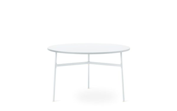 Et enkelt hvidt rundt bord med en tynd metalramme, isoleret på en hvid baggrund, eksemplificerer den minimalistiske stil i TomorrowsDesign.