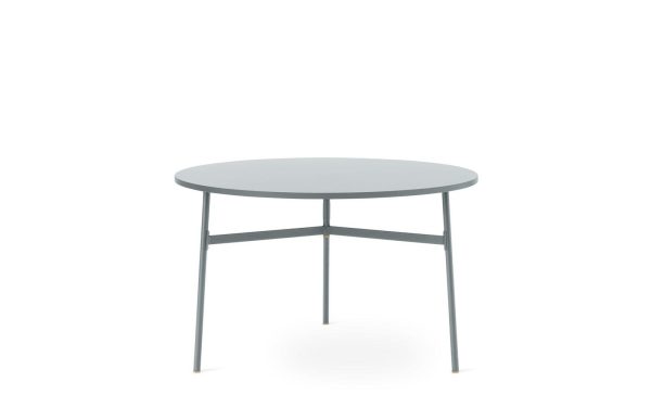 Et enkelt moderne rundt NORMANN COPENHAGEN - Union Spisebord Ø120 bord med en grå plade og tre sorte metalben, isoleret på en hvid baggrund.