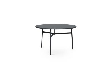 En enkel rund sort NORMANN COPENHAGEN - Union Spisebord Ø120 med en tynd top og fire slanke, vinklede ben på hvid baggrund.