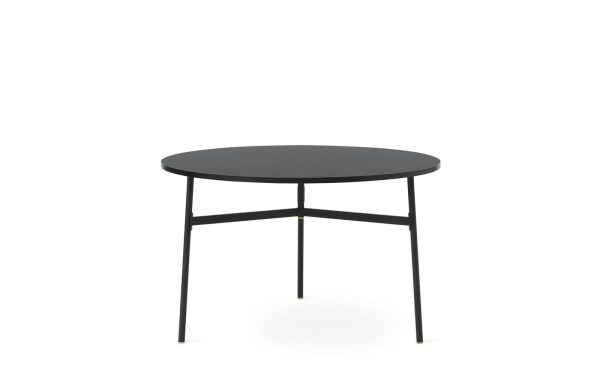 Et enkelt, moderne NORMANN COPENHAGEN - Union Spisebord Ø120 med tynde ben, isoleret på hvid baggrund.
