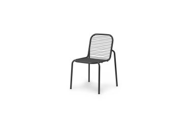 En moderne sort metalstol med lodret lamelrygdesign, isoleret på en hvid baggrund.
Produktnavn: NORMANN COPENHAGEN - Vig Havestol