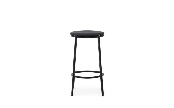 En sort barstol med et rundt, polstret sæde og et minimalistisk TomorrowsDesign metalstel, sat mod en hvid baggrund.