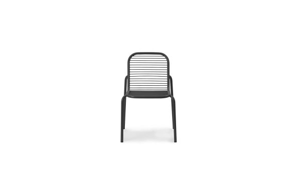 En enkel NORMANN COPENHAGEN - Vig Havestol med lodret lamelryg, set bagfra mod en almindelig hvid baggrund.