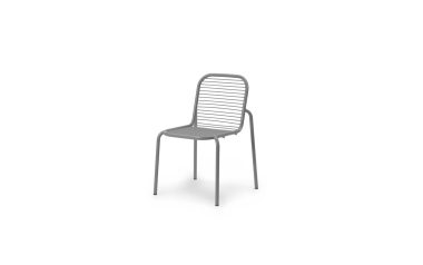 En moderne grå metalstol med ryglæn og sæde med lamel, der står isoleret på en almindelig hvid baggrund. Normann Copenhagen - Vig Havestol