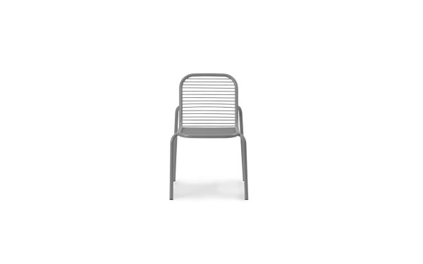 Moderne metalstol med minimalistisk design og lamelryglæn, stående alene mod en almindelig hvid baggrund - NORMANN COPENHAGEN - Vig Havestol.