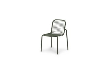 En moderne, minimalistisk stol med et mørkegrå metalstel og vandrette lameller på ryglænet, stående på en almindelig hvid baggrund. NORMANN KØBENHAVN - Vig Havestol