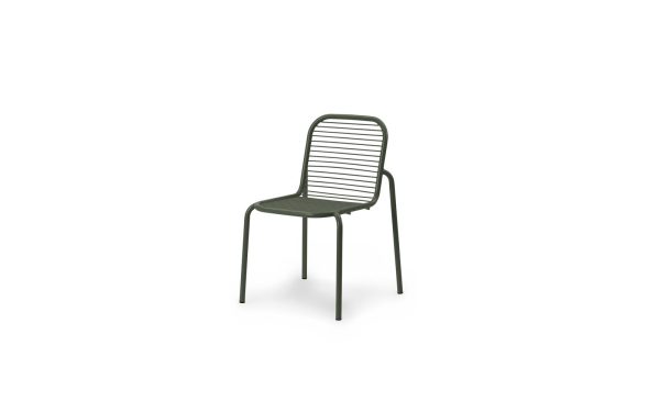 En moderne, minimalistisk stol med et mørkegrå metalstel og vandrette lameller på ryglænet, stående på en almindelig hvid baggrund. NORMANN KØBENHAVN - Vig Havestol