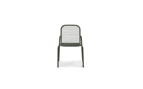 En moderne, mørkegrøn NORMANN COPENHAGEN - Vig Havestol med lamelryg og sæde, stående på en almindelig hvid baggrund.