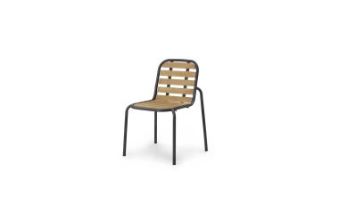 EN NORMANN COPENHAGEN - Vig Havestol med sort metalramme og trælameller på sæde og ryglæn, isoleret på hvid baggrund.