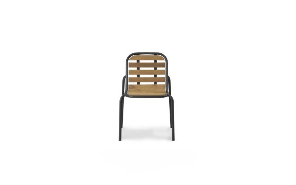 Et moderne NORMANN COPENHAGEN - Vig Havestol med sort metalramme og vandrette trælameller på sæde og ryglæn, isoleret på hvid baggrund.
