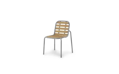 En moderne stol med NORMANN COPENHAGEN - Vig Havestol sølvmetalstel og lette trælameller til sæde og ryglæn. Stolen er isoleret på en hvid baggrund, hvilket understreger dens slanke og enkle design.