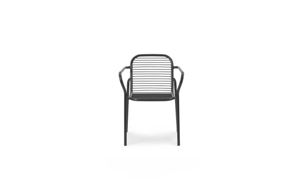 En moderne NORMANN COPENHAGEN - Vig Havestol stol med lodret lamelrygdesign og armlæn, centreret mod en almindelig hvid baggrund.