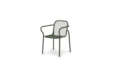 Et moderne mørkegrå metal NORMANN COPENHAGEN - Vig Havestol med et minimalistisk design, med ryg og sæde med lamel samt tynde, slanke ben. stolen er isoleret på en almindelig hvid baggrund.