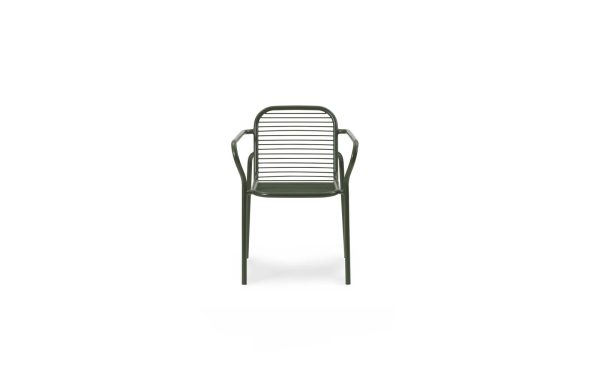 Et moderne NORMANN COPENHAGEN - Vig Havestol med lamelsæde og ryglæn, vist isoleret på en almindelig hvid baggrund.