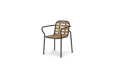 En moderne stol med sort metalstel og trælameller på sæde og ryglæn, isoleret på hvid baggrund. NORMANN COPENHAGEN - Vig Havestol har armlæn og slanke ben.