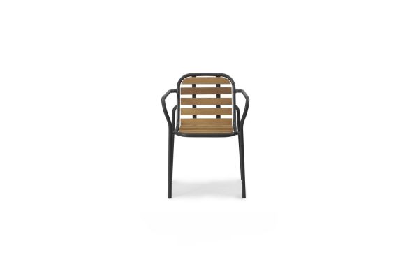 En moderne NORMANN COPENHAGEN - Vig Havestol med sort metalramme og trælameller til sæde og ryglæn, sat mod en almindelig hvid baggrund.