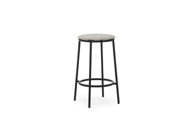 En minimalistisk design barstol med et sort metalstel og et lysegråt polstret sæde, isoleret på en hvid baggrund.