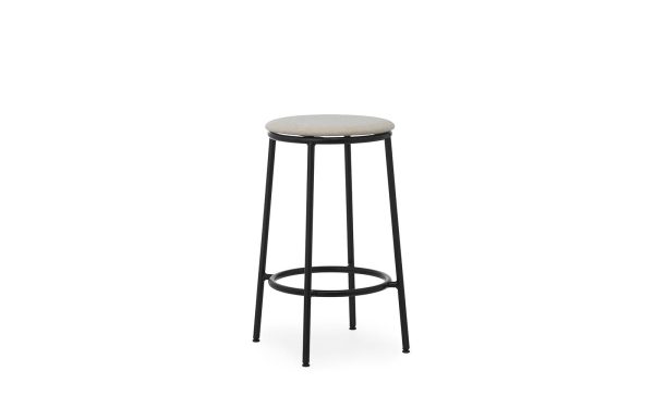 En minimalistisk design barstol med et sort metalstel og et lysegråt polstret sæde, isoleret på en hvid baggrund.