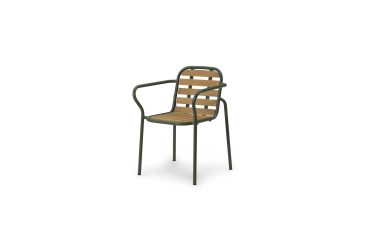 EN NORMANN COPENHAGEN - Vig Havestol med en mørkegrøn metalramme og lysebrune trælameller til sæde og ryglæn, isoleret på hvid baggrund.